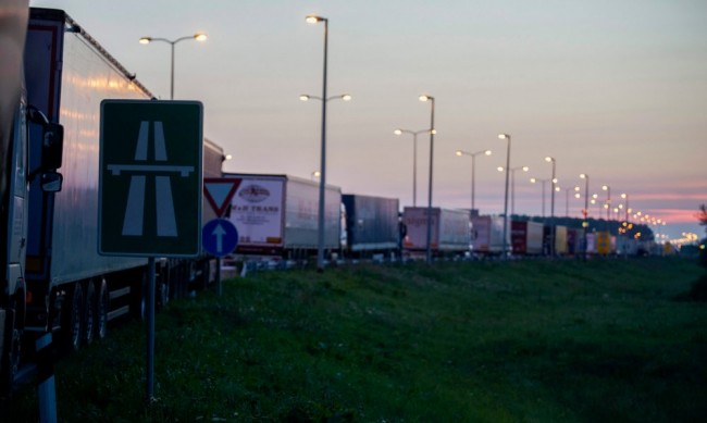 Во Србија предлагаат да се забрани камиони да претекнуваат на автопатиштата