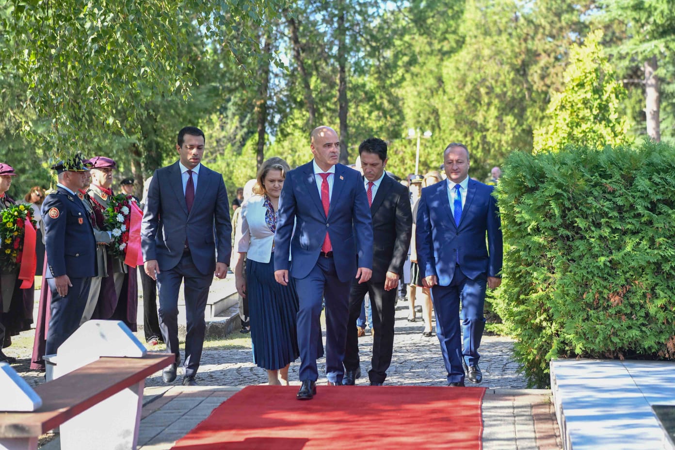 Делегација предводена од премиерот Ковачевски положи цвеќе на вечните почивалишта на претседателите Киро Глигоров и Борис Трајковски
