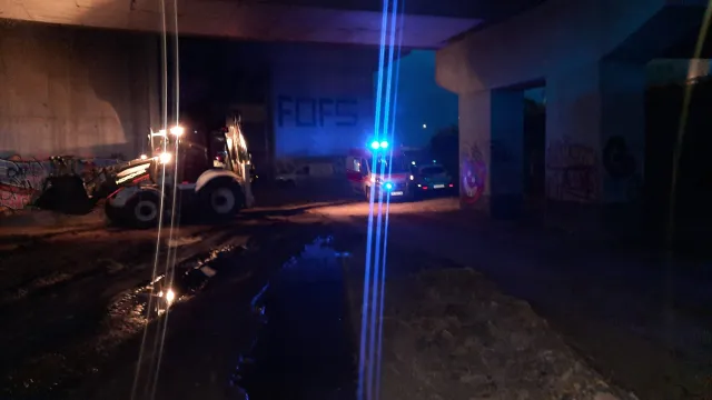 ВИДЕО: Камион излета од надвозник во Бугарија, во тек спасувачка акција