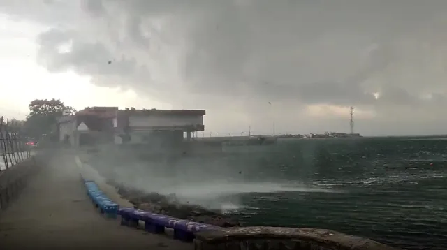Силно невреме во Бургас: Семејство заглавено на остров, Поморие без струја