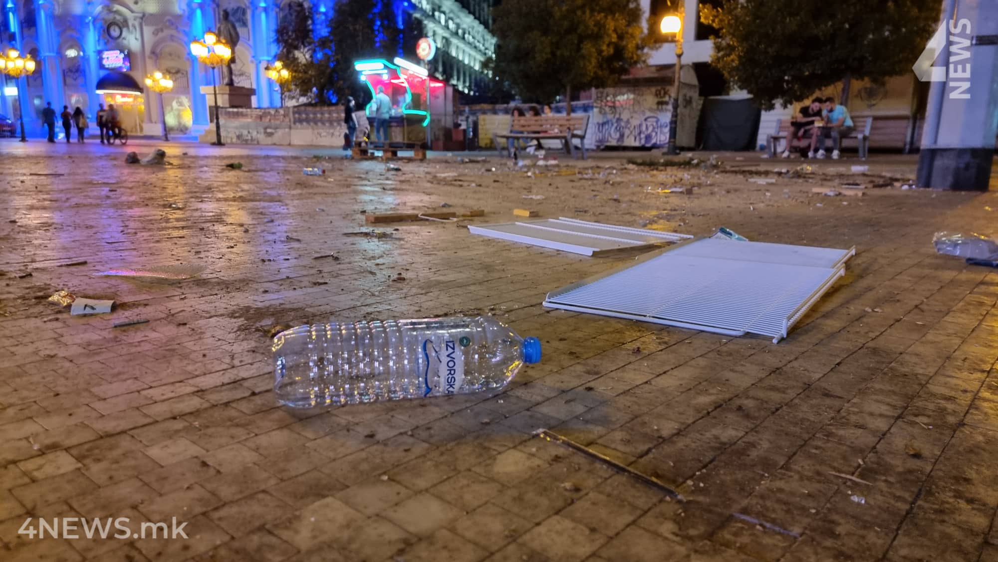 ФОТО: Пиволенд заврши ѓубрето остана, цел ден туристите вака го гледаа плоштадот во Скопје!