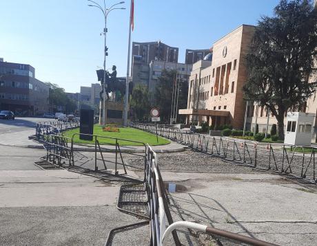 ФОТО: Пратениците се забаркирадираа во Собранието – од што се плашите?