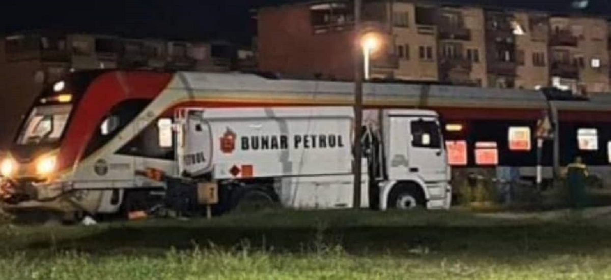 ФОТО: Се судрија воз и цистерна во Битола – избегната голема катастрофа