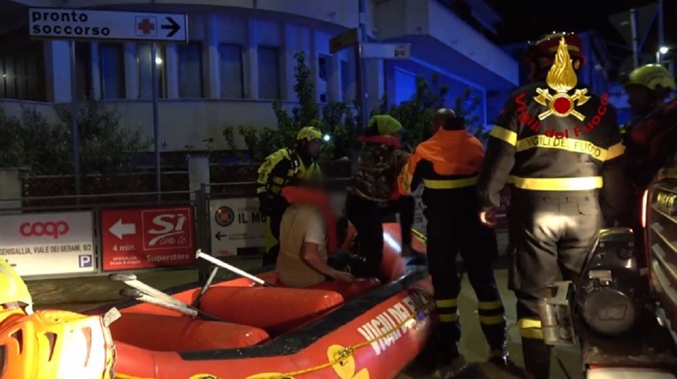 ВИДЕО: Огромни ненадејни поплави во Италија, најмалку 7 загинати: „Ова е водена бомба“