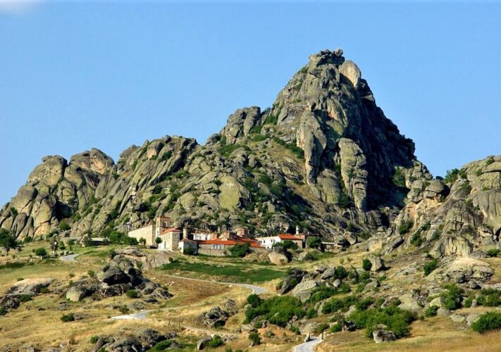 АКЦИЈА: Девојки се симнувале од манастирот „Трескавец“ во Прилеп, па паднале во провалија