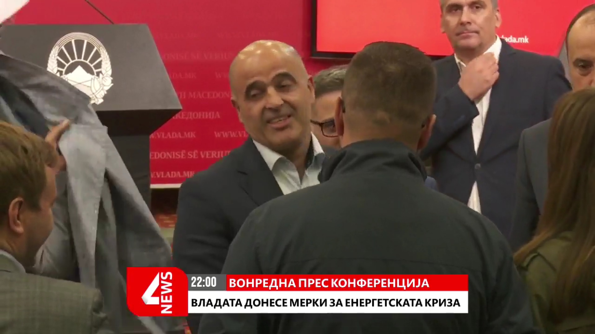 ВИДЕО: Премиерот без кравата и шегобиец: На 15-ти во топланите ќе се топли вода и така ќе има парно за скопјани