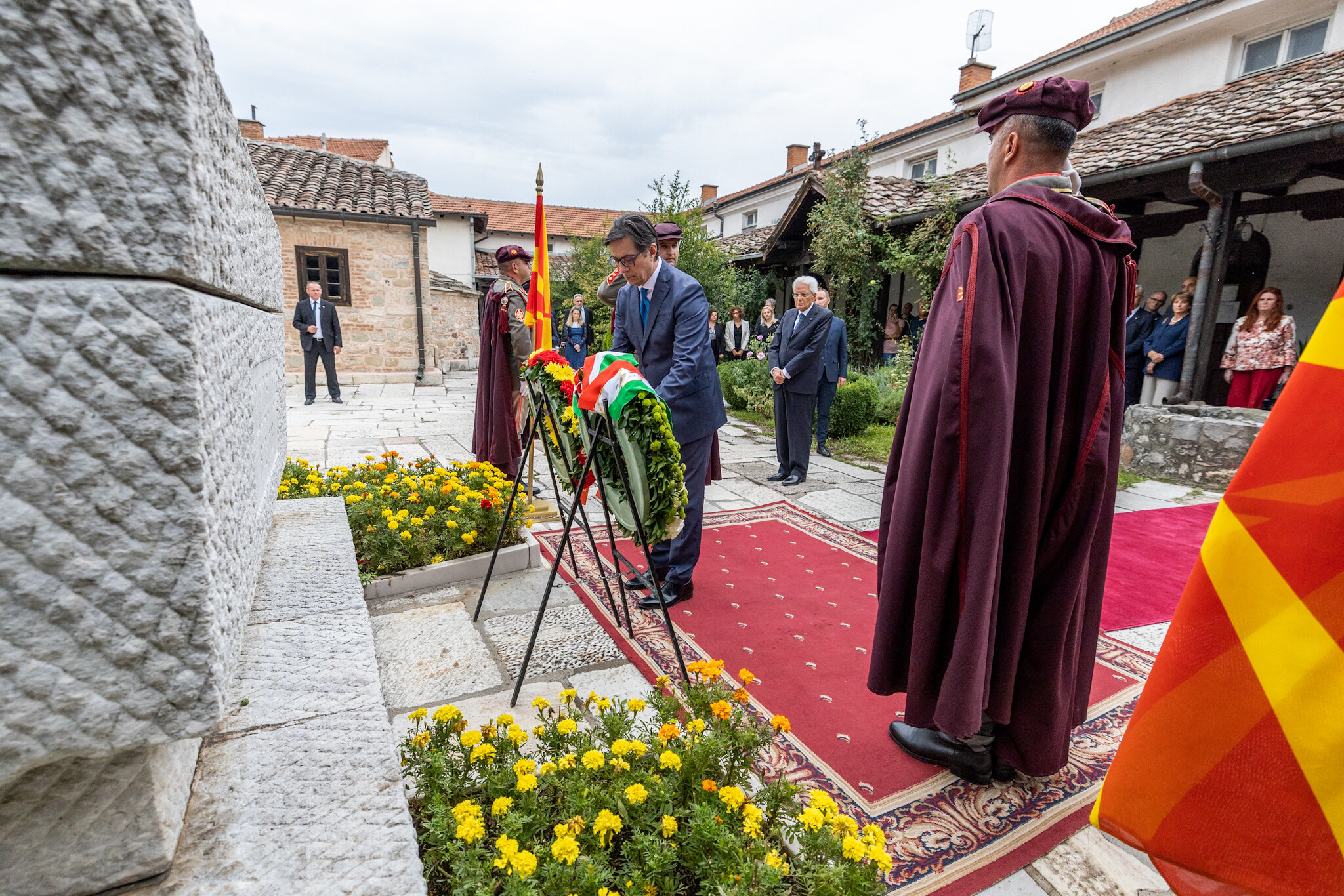 Претседателот Пендаровски и претседателот Матарела положија венци на гробот на Гоце Делчев во црквата „Св. Спас“