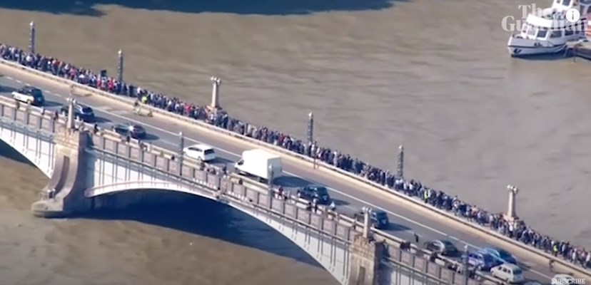 Редици од 8 километри ноќе, за да оддадат почит на ковчегот на кралицата Елизабета Втора
