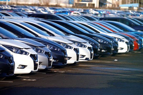 Продажбата на автомобили во Европа повторно расте по 13 месеци пад