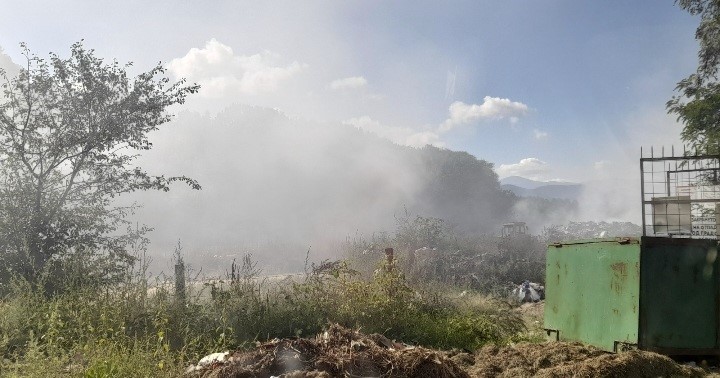 Изгаснат пожарот на градската депонија во Македонска Каменица
