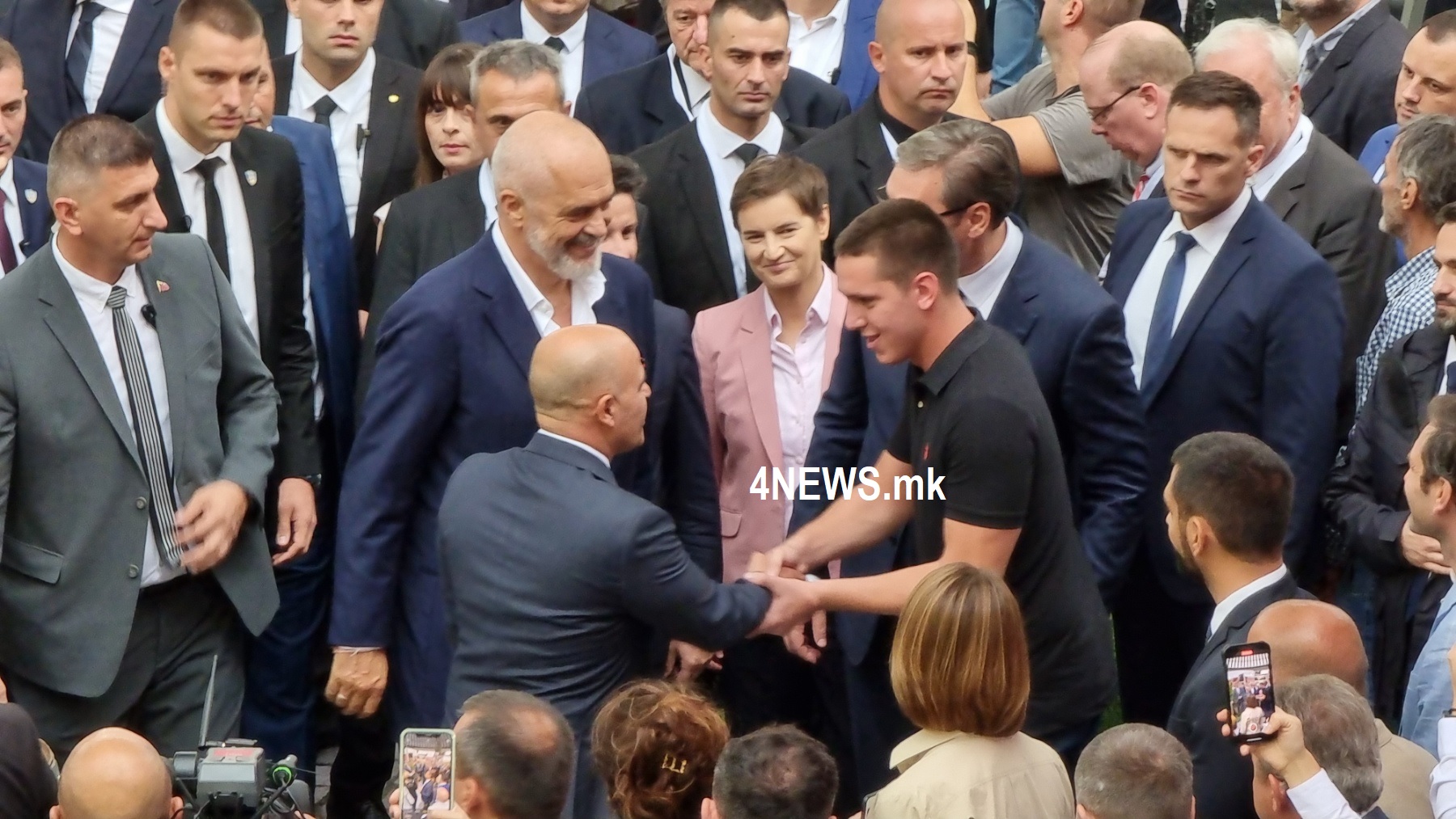 ФОТО: Синот на Вучиќ со својата винарија на Отворен Балкан – го запозна и премиерот Ковачевски