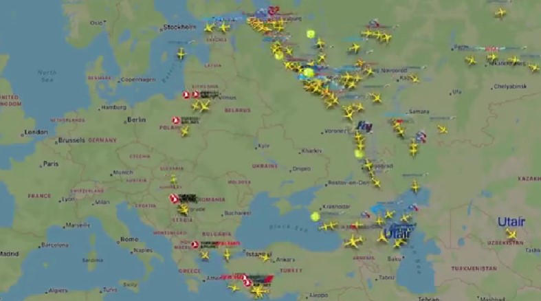 ВИДЕО: Шок видео од Flight Radar, авионите само полетуваат – Русите плаќаат стотици илјади евра за билет во еден правец?!