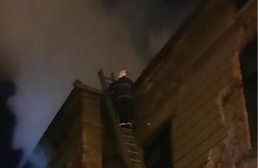 Четири часа се бореле со пламенот: Избувна пожар во куќа во Тетово