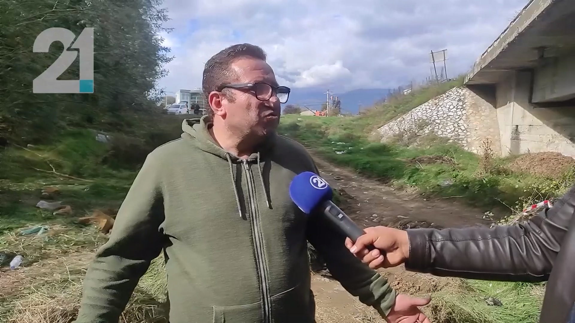 ВИДЕО: Жив или мртов, институциите да го најдат мојот син, вели таткото на кумановецот кој падна со „Голф“ во Вардар