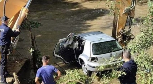 Нуркачи и специјалци трагаат по 22 годишни момче кое со голф вчера падна во Вардар
