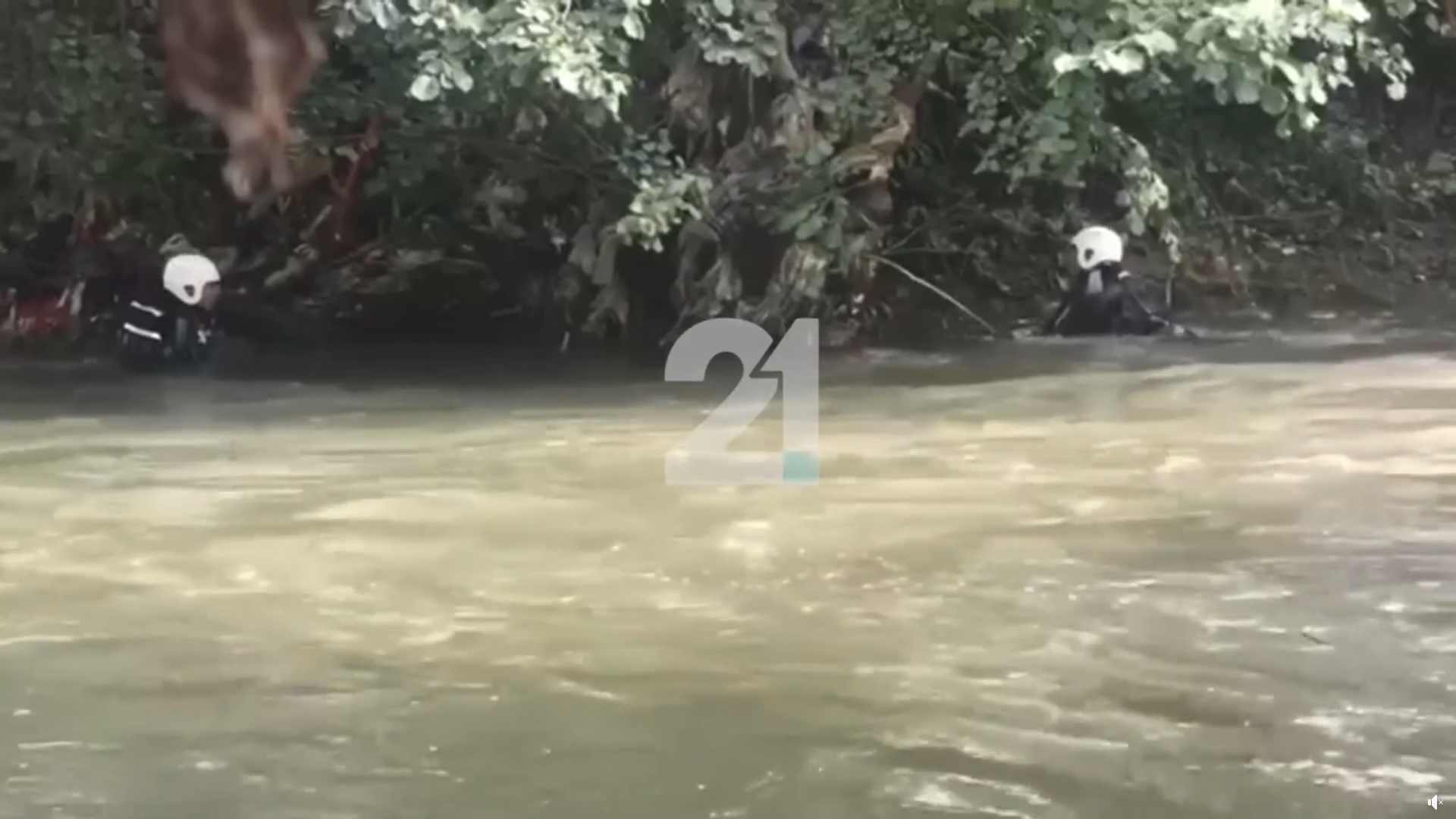 ВИДЕО: Нуркачи, пожарникари, доброволци… Погледнете ја акцијата за пронаоѓање на возачот кој вчера со голф излета во Вардар