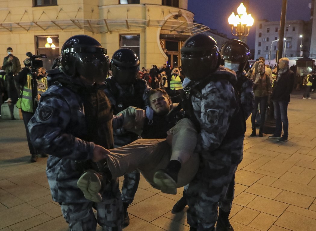Речиси 900 приведени во Русија за време на протестите против мобилизацијата