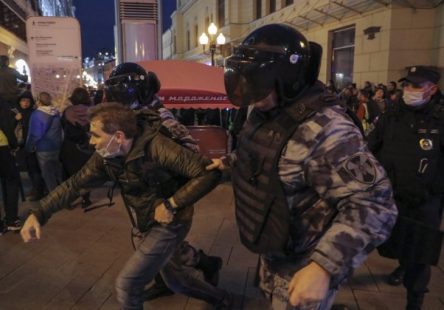 ВИДЕО: Цела Русија „гореше“, масовни протести и апсења