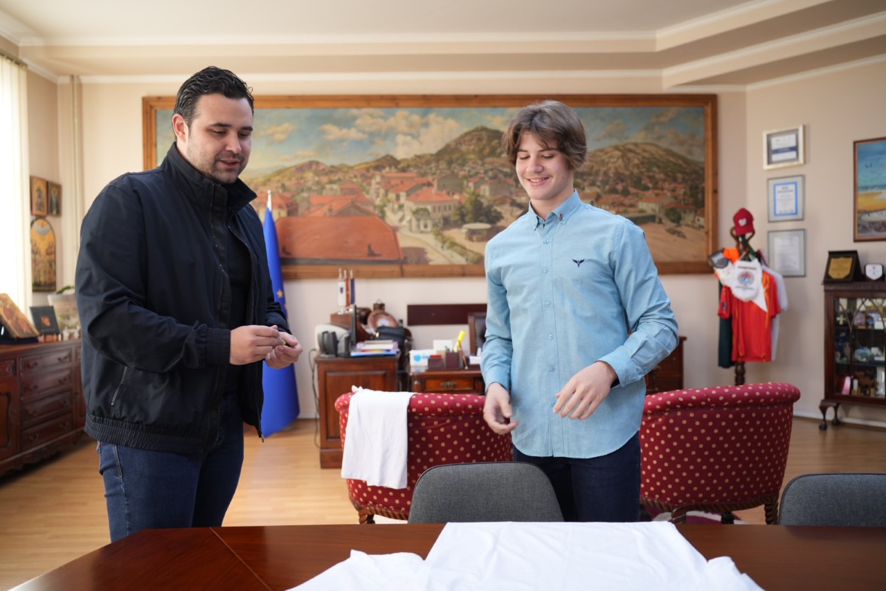 Костадинов ја отстапи својата фотелја – во Струмица по трет пат градоначалник на еден ден