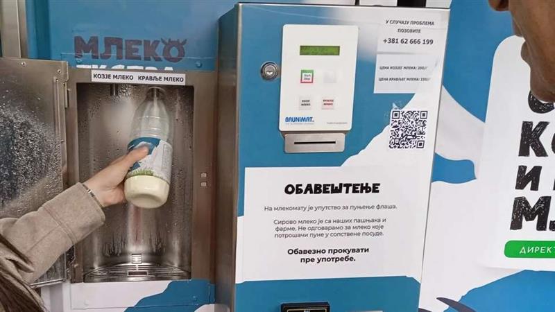 Хит во Нови Сад: Луѓето точат млеко во центарот на градот!