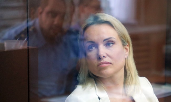 Марина Овсијаникова избега од домашен притвор, Русија ја бара