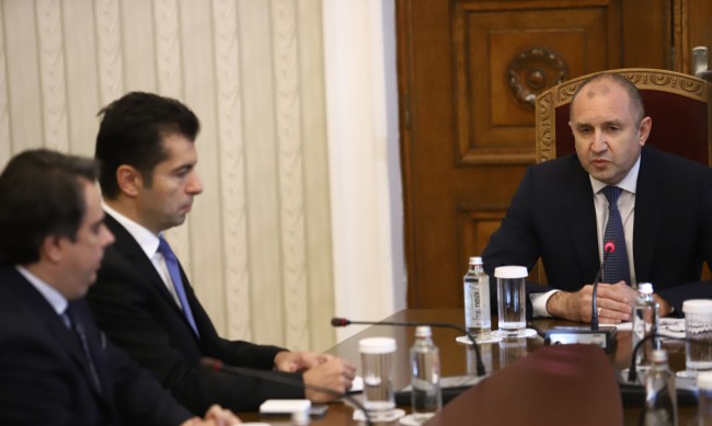 Кирил Петков до Румен Радев: Нема да влегуваме во непринципиелни договори