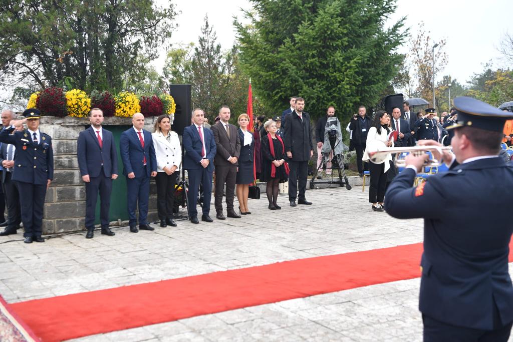 Владина делегација одаде почит на борците од НОБ на Спомен-костурницата во Куманово