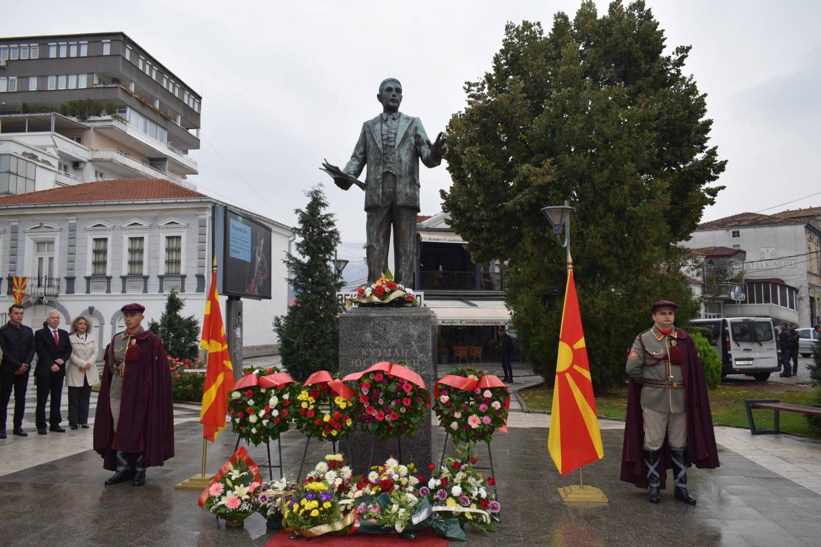 Владина делегација предводена од министерката за култура Костадиновска-Стојчевска, оддаде почит за Денот на народното востание – 11 Октомври во Прилеп