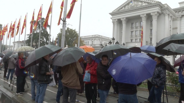 Вработените од велешка „Колска“ на протест пред Владата