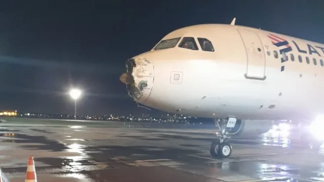 По удар на гром и голема штета на предниот дел: Пилотите успеаа да слетаат авион (ВИДЕО)
