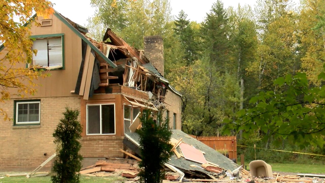 Авион се урна во дом во Минесота, при што загинаа три лица