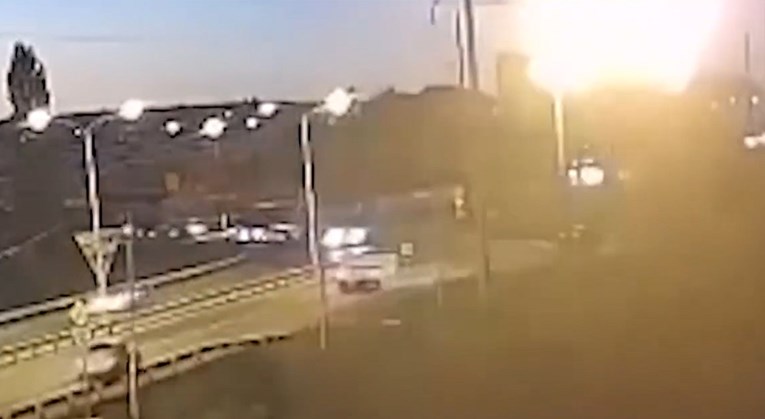 Се појавија видеа на кои наводно е моментот кога авион удрил во зграда во Русија
