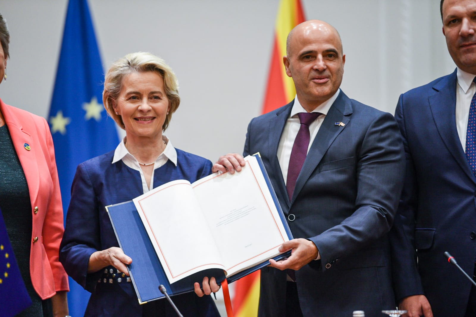 Македонија го потпиша првиот официјален договор со ЕУ на македонски јазик
