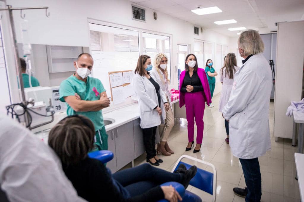 ПОРАКА ЗА БОРБА ЗА ЖИВОТ: На Онкологија донирани перики за пациентките кои се борат со карцином на дојка