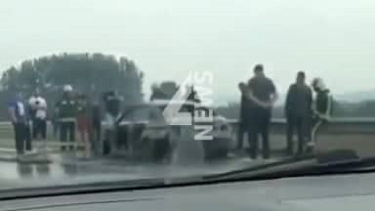ФОТО: Автомобил се запали на автопат Скопје-Петровец