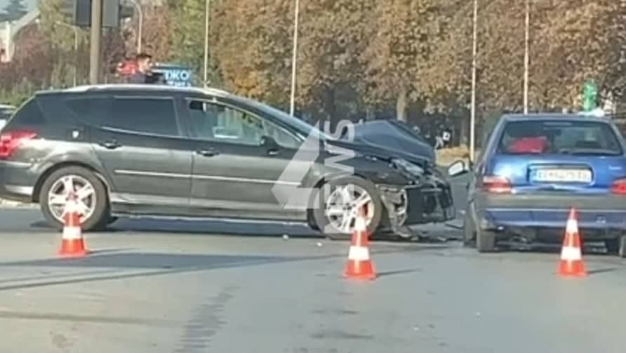 ФОТО: Сообраќајна несреќа на раскрсница пред МРТ