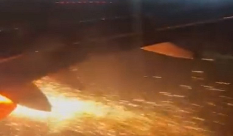 ВИДЕО: Се запали мотор на авион во Индија – „Патниците се молеа“