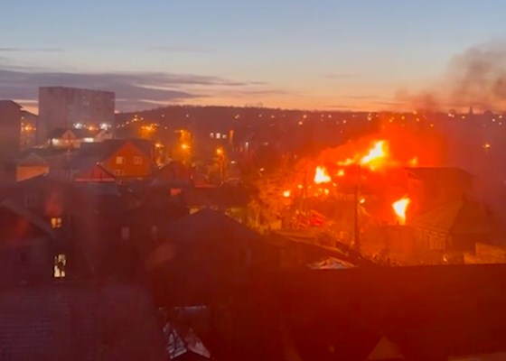 По падот на воениот авион во Иркутск, на жителите на соседните згради не им беше дозволено да пристапат до имотот