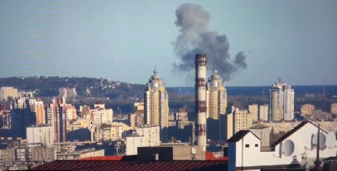 ВИДЕО: Пристигнуваат првите снимки од ракетниот истрел утринава во Киев