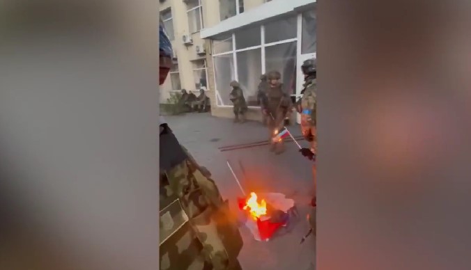 ВИДЕО: Во ослободениот Лиман се палат руски знамиња