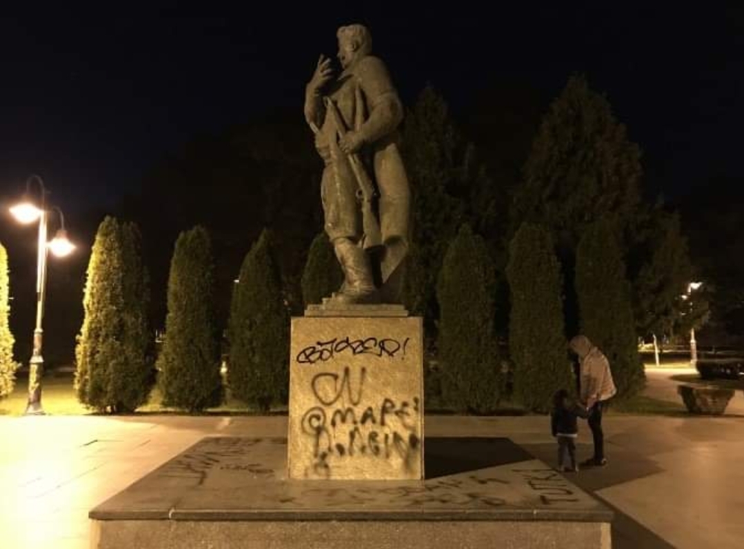 Вандализиран споменикот на Гоце Делчев во Градскиот парк (ФОТО)