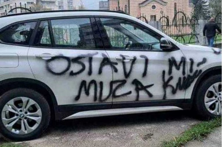 Бесна жена оставила порака на автомобил во Прибој: „Остави ми го мажот, ку*во“