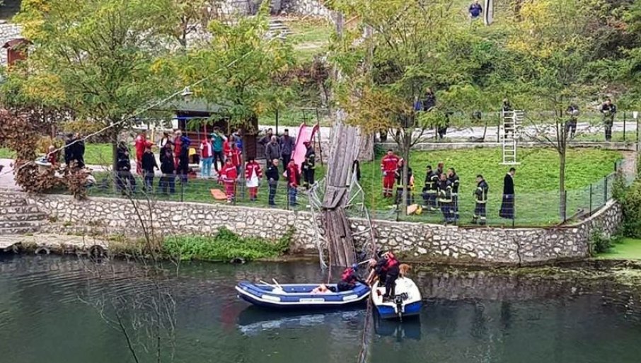 ВИДЕО: Во Србија се урна висечки мост, 20 лица паднаа во надојдена река, двајца удавени