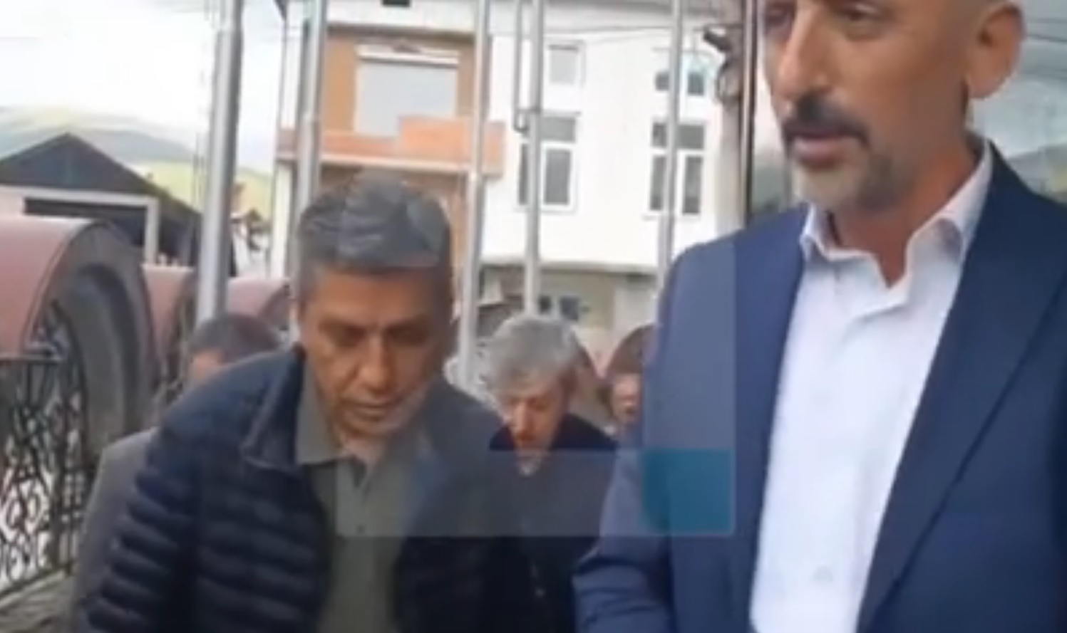 ВИДЕО: „Огнената група“ пристигна во Мала Речица! Ахмети ги поздрави новинарите, Меџити најави разговори