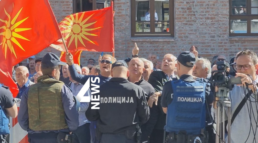 „Немаме ништо против нивната определба, но имињата се провокативни“, велат граѓаните на протест пред бугарскиот клуб „Цар Борис Трети“