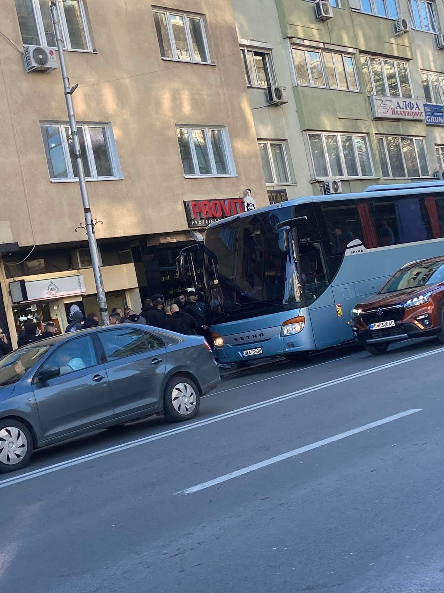 По инцидентот на ,,Рекорд”, на излезот од Скопје е каменуван автобусот на навивачите од Солун