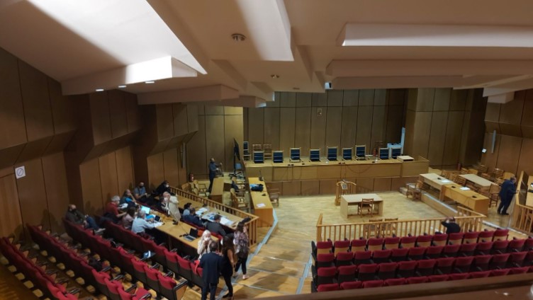 Судење на Златна зора – додека сведочеше мајката на убиениот музичар, адвокат поздравуваше нацистички