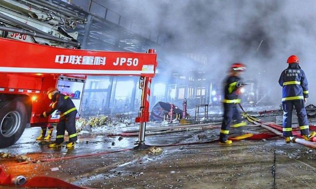 Триесет и осум жртви на пожар во фабрика во Кина