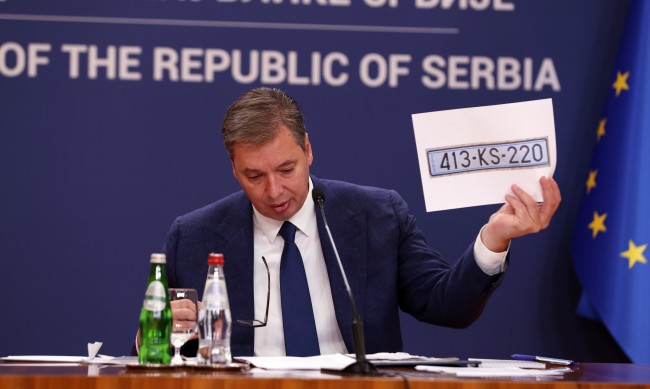Косово им дава уште два дена да ги заменат српските таблички