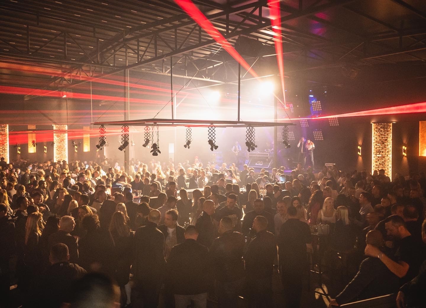 PURE CLUB го враќа сјајот на ноќниот живот во Скопје